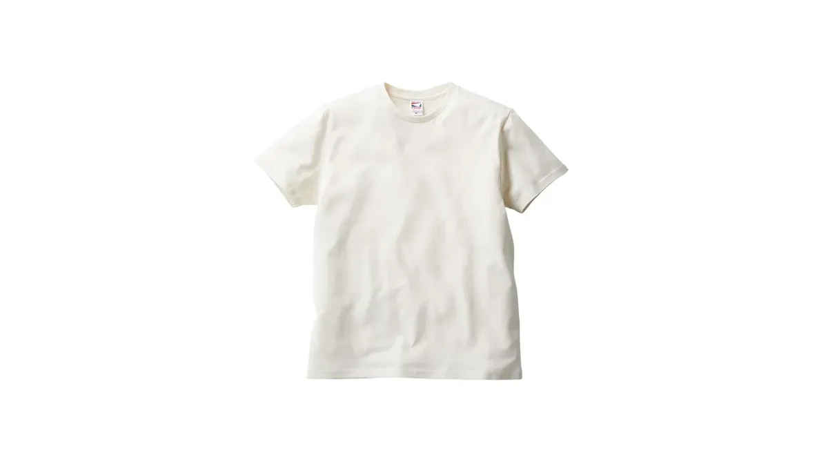 大人用と子ども用のTシャツを並べた平置き