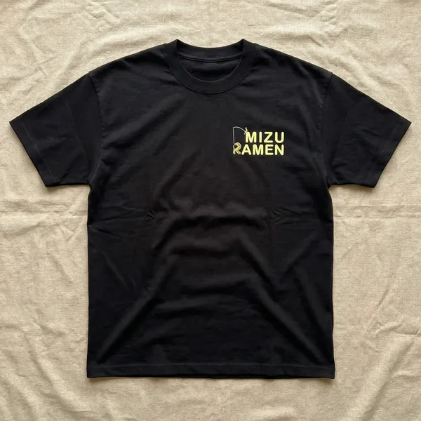 胸元にロゴを入れた黒いTシャツの平置き