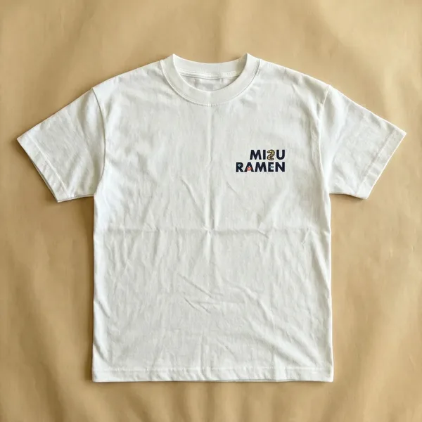 胸元にロゴを入れた白いTシャツの平置き